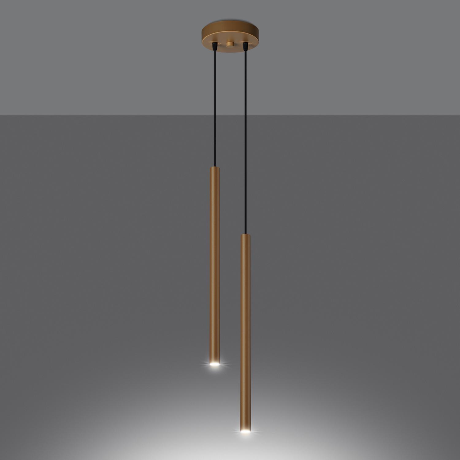 lámpara colgante PASTELO 2 en color oro. Ideal para iluminar tus espacios con elegancia y estilo. Su diseño moderno aporta un toque de sofisticación a cualquier ambiente.