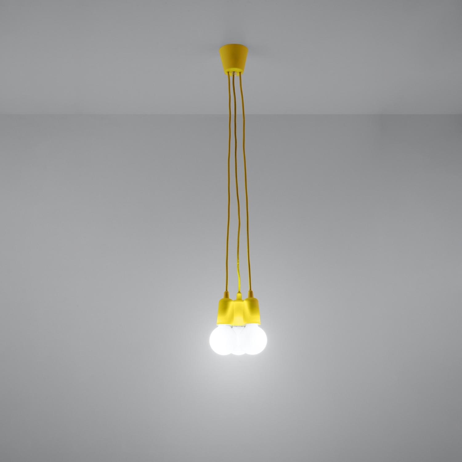 lámpara colgante DIEGO 3 en un vibrante amarillo, ideal para iluminar y dar un toque moderno a tu espacio. Perfecta para comedores, salas o cocinas. ¡Añade estilo y luz!