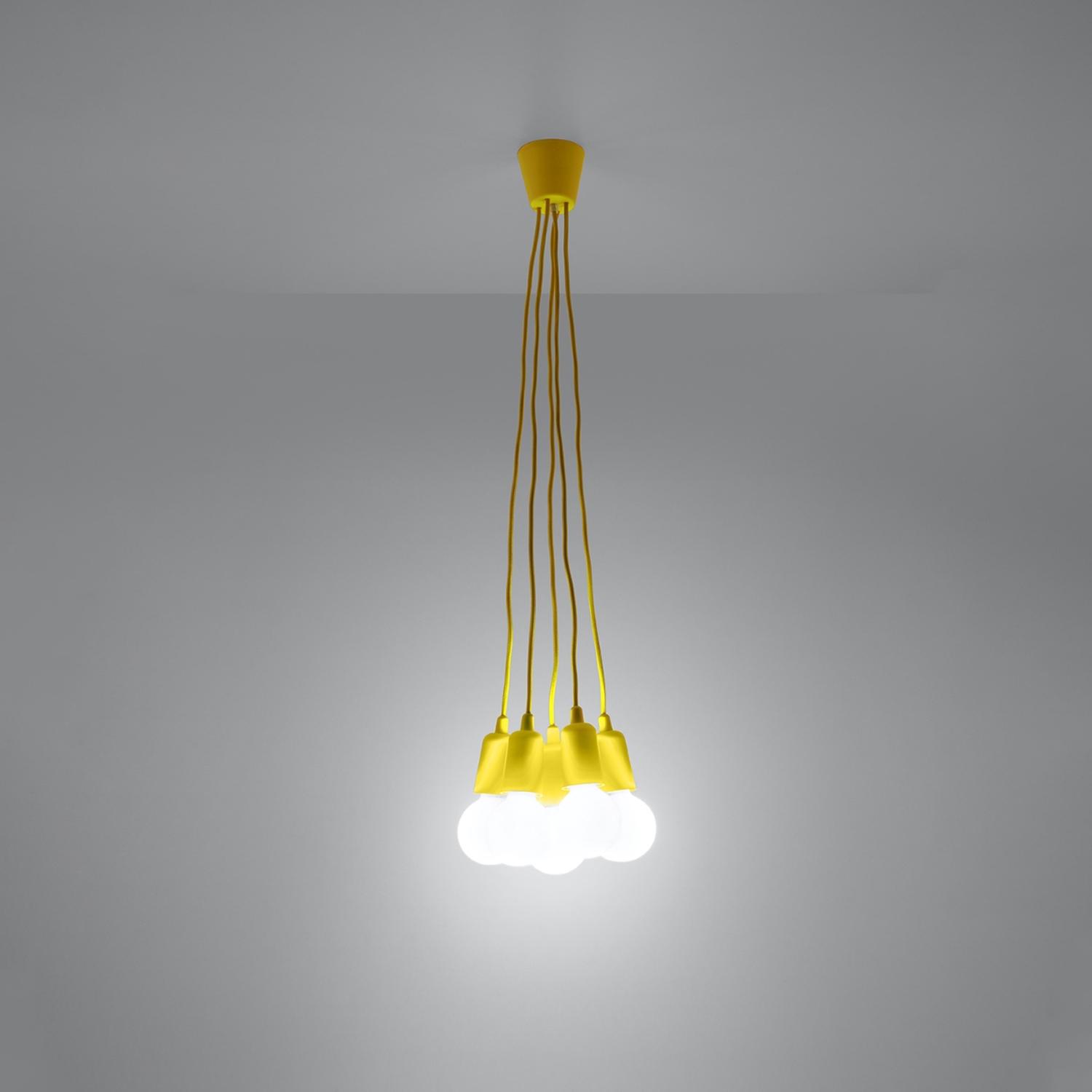 lámpara colgante DIEGO 5 en vibrante color amarillo, ideal para dar un toque moderno y acogedor a cualquier espacio. Perfecta para iluminar con estilo tu hogar u oficina.