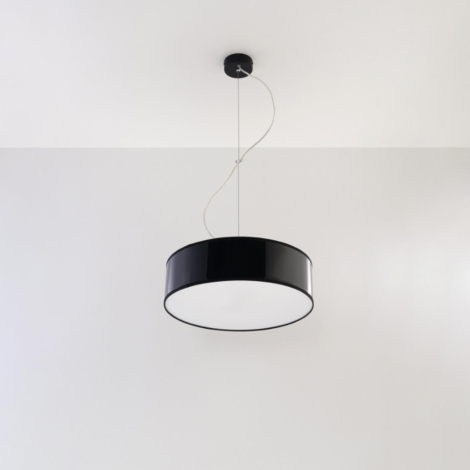 lámpara colgante ARENA 35 negra: elegante y sofisticada, perfectas para iluminar y decorar cualquier espacio moderno. Su diseño distintivo aporta un toque contemporáneo a tu hogar.