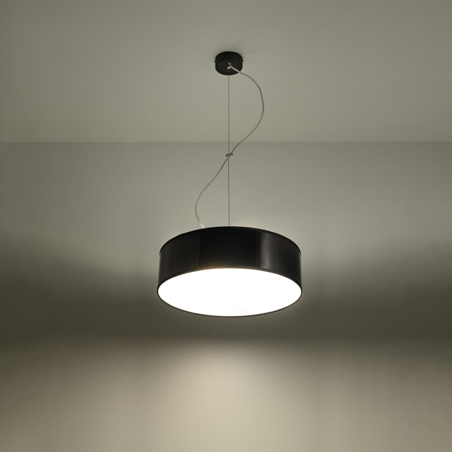 lámpara colgante ARENA 35 negra: elegante y sofisticada, perfectas para iluminar y decorar cualquier espacio moderno. Su diseño distintivo aporta un toque contemporáneo a tu hogar.