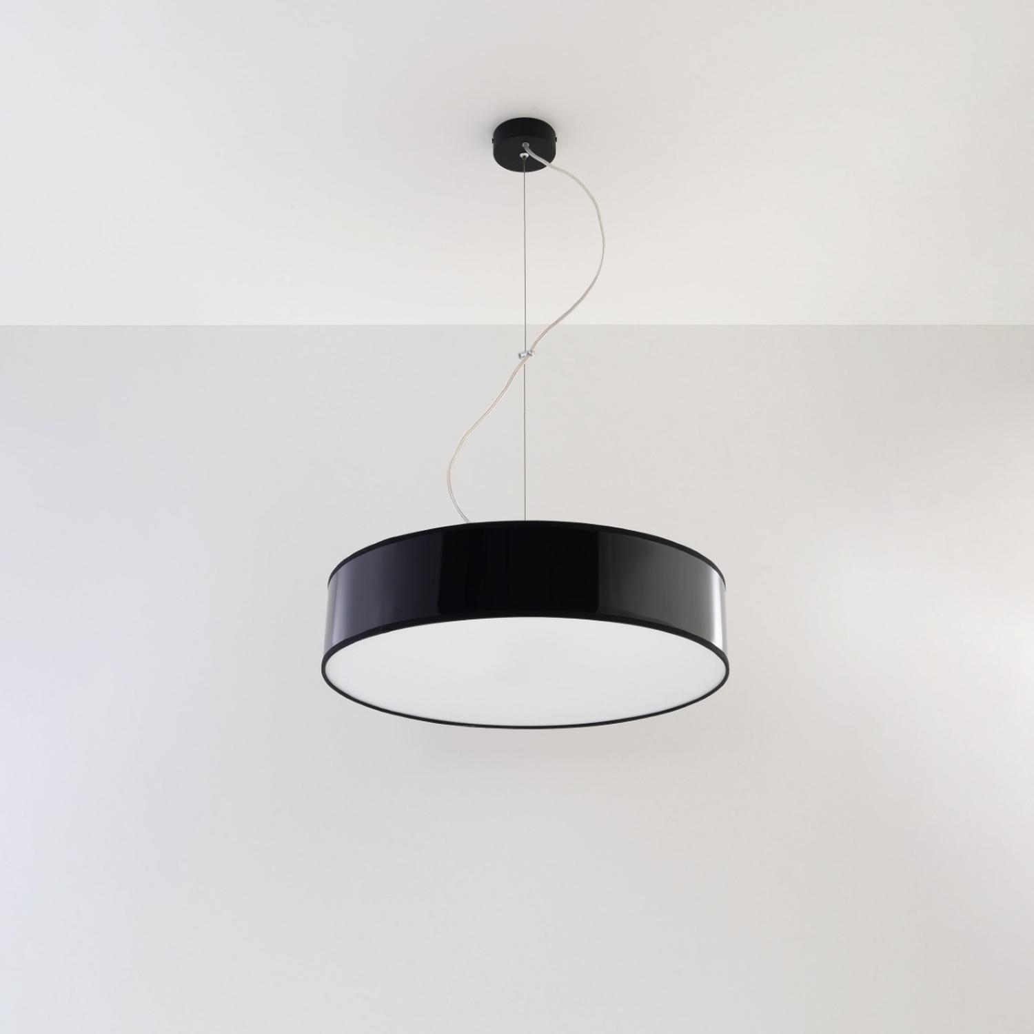 lámpara suspendida ARENA 45 en negro: un diseño contemporáneo que ilumina con estilo. Su acabado negro añade un toque de sofisticación, ideal para comedores y salas.