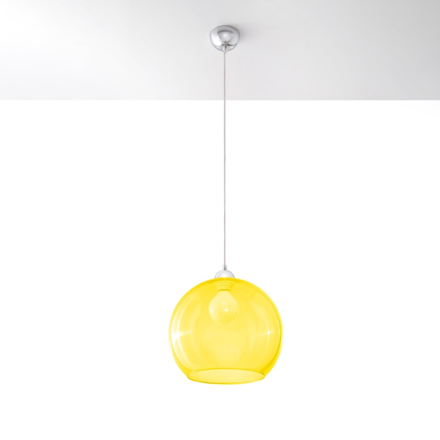 lámpara colgante BALL en vibrante color amarillo, ideal para dar un toque de modernidad y calidez a cualquier espacio. Su diseño distintivo realza tu decoración contemporánea.