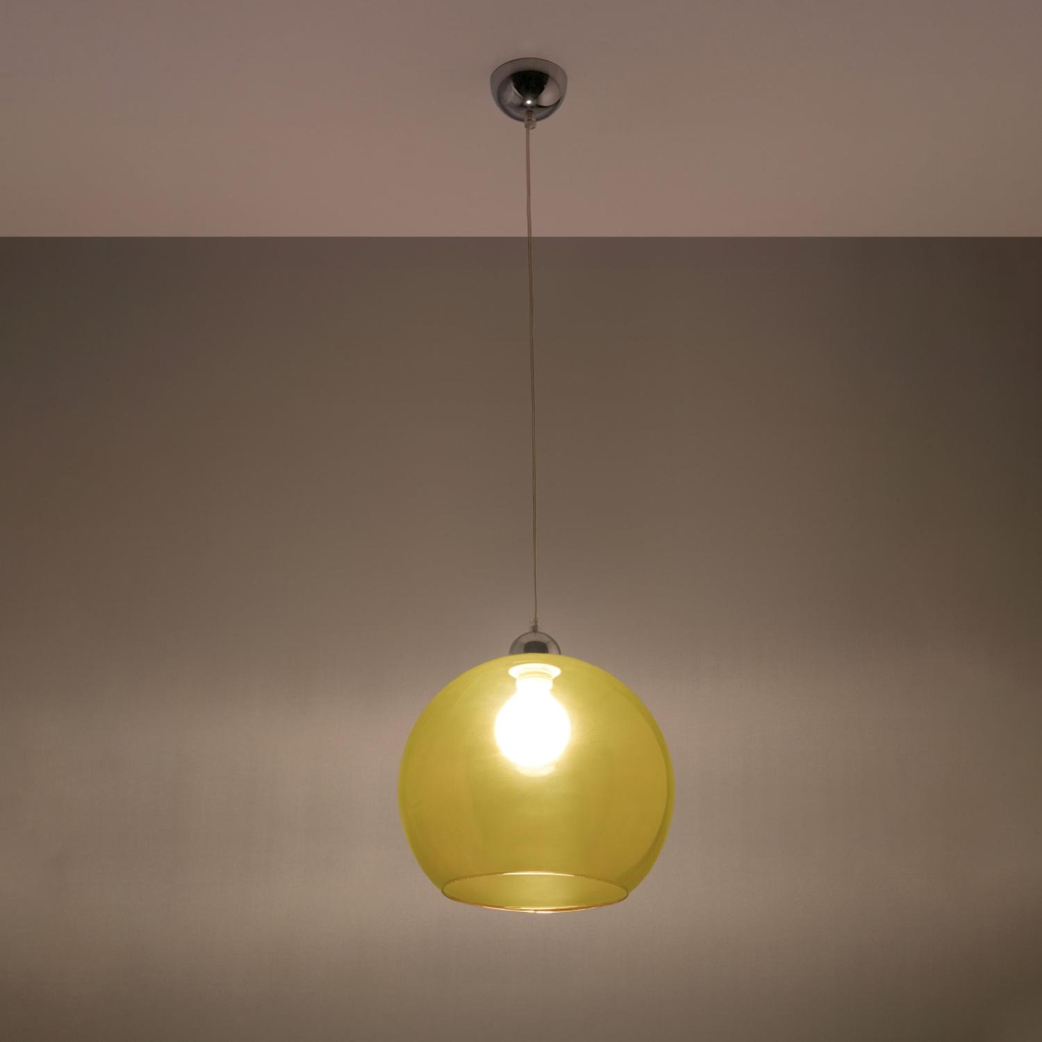 lámpara colgante BALL en vibrante color amarillo, ideal para dar un toque de modernidad y calidez a cualquier espacio. Su diseño distintivo realza tu decoración contemporánea.