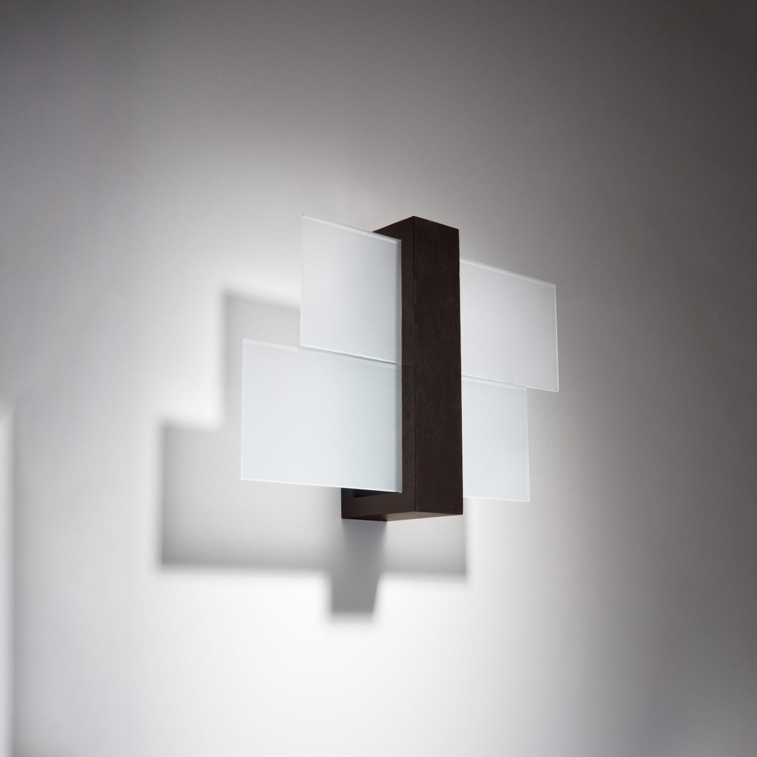 lámpara de pared FENIKS 1 en elegante wenge, perfecta para iluminar tu espacio con estilo. Su diseño moderno y funcional realza cualquier ambiente, brindando calidez y sofisticación.