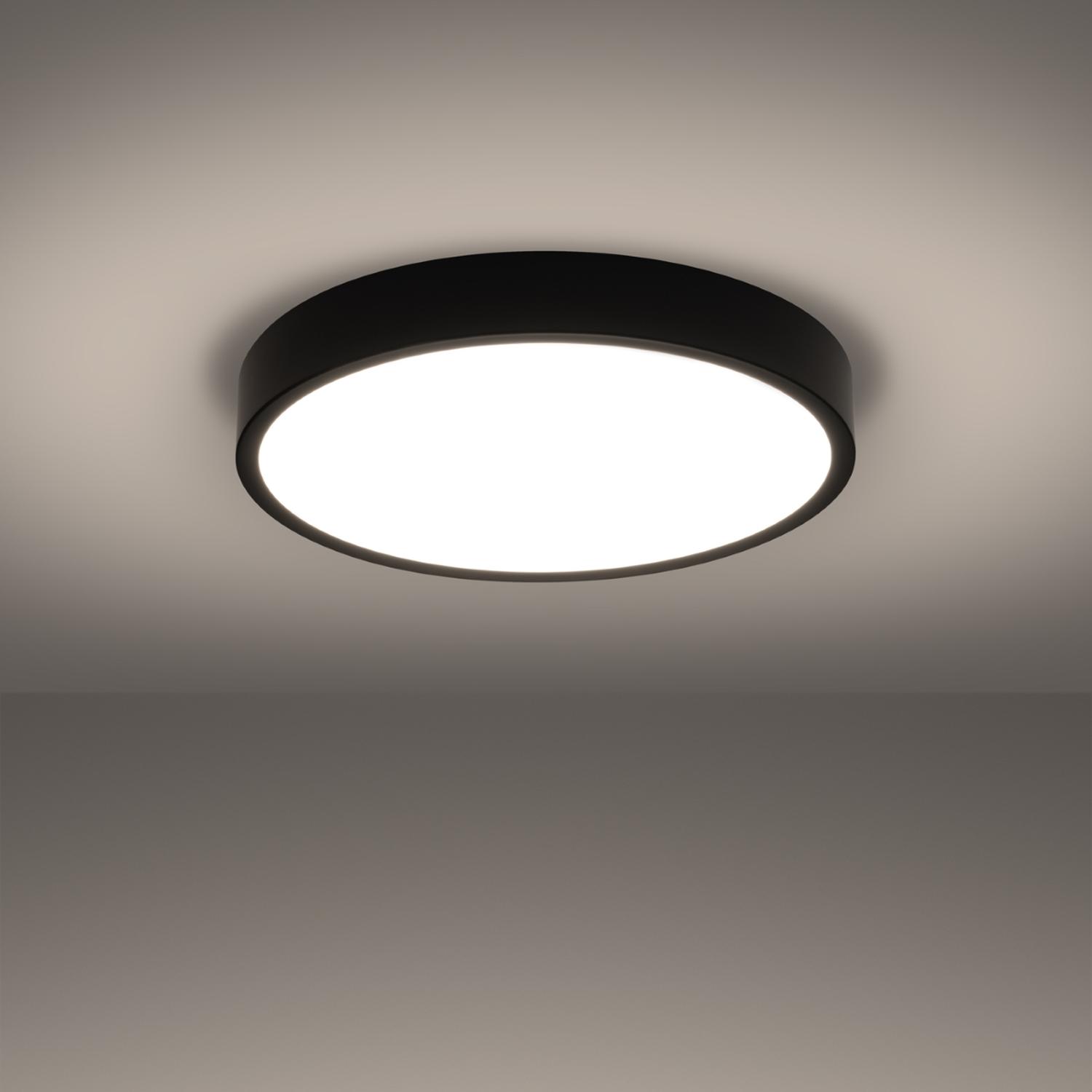 plafón LED ONYX 50 negro 3000K: ilumina con estilo. Su luz cálida de 3000K aporta un ambiente acogedor y contemporáneo, perfecto para realzar la decoración de cualquier habitación.