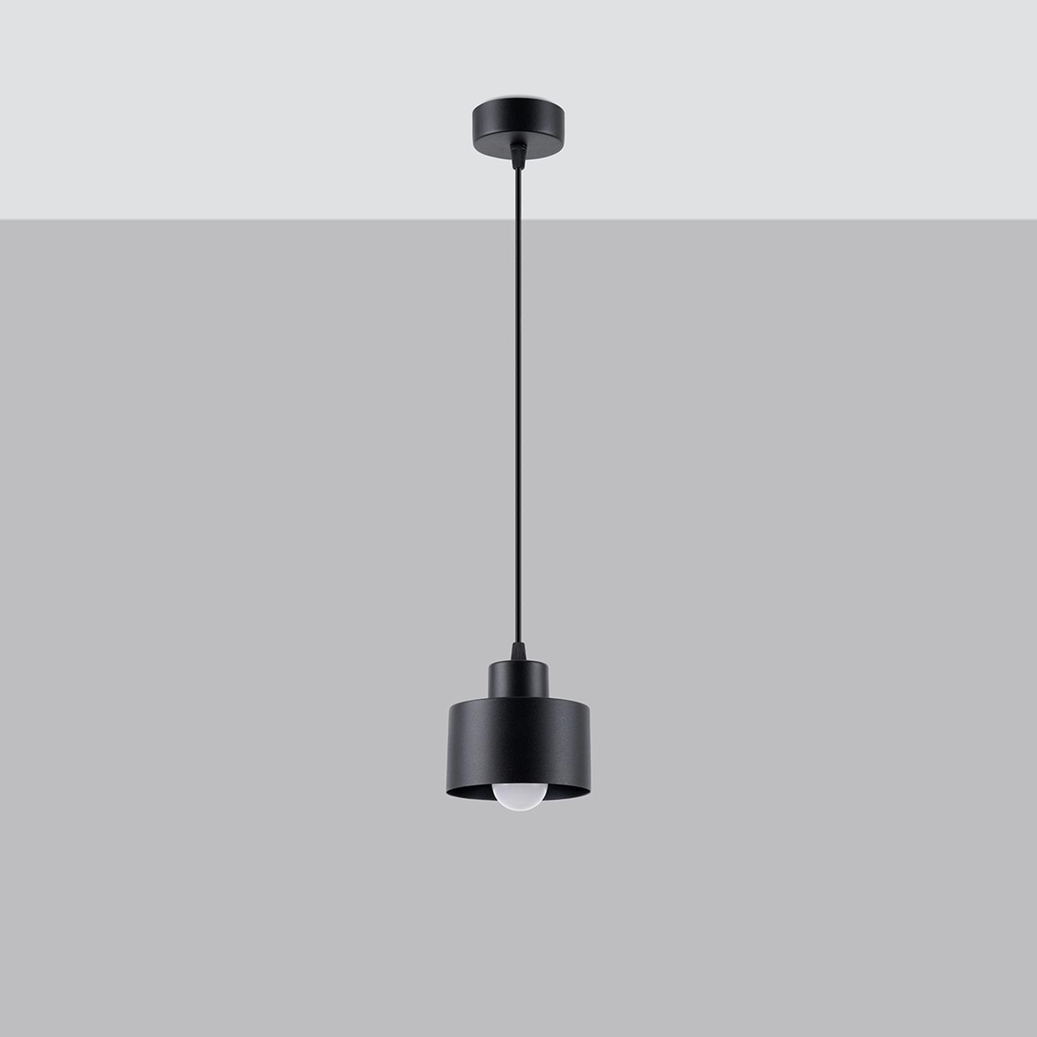 lámpara colgante SAVAR 1 en elegante negro, perfecta para iluminar y dar un toque moderno a cualquier espacio. Ideal para comedores, salas de estar o cocinas contemporáneas.