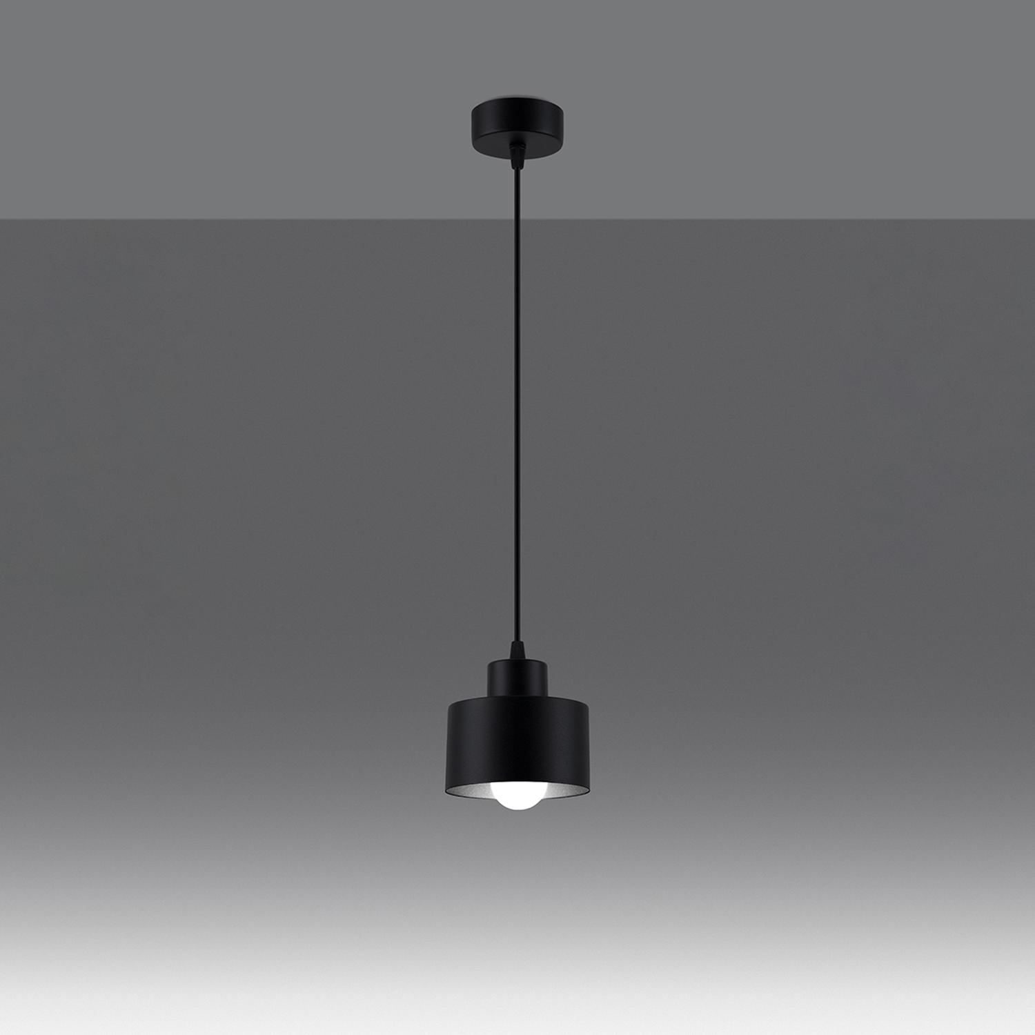 lámpara colgante SAVAR 1 en elegante negro, perfecta para iluminar y dar un toque moderno a cualquier espacio. Ideal para comedores, salas de estar o cocinas contemporáneas.